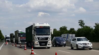 A81 Gerlingen: Lkw faehrt auf Sattelzug auf